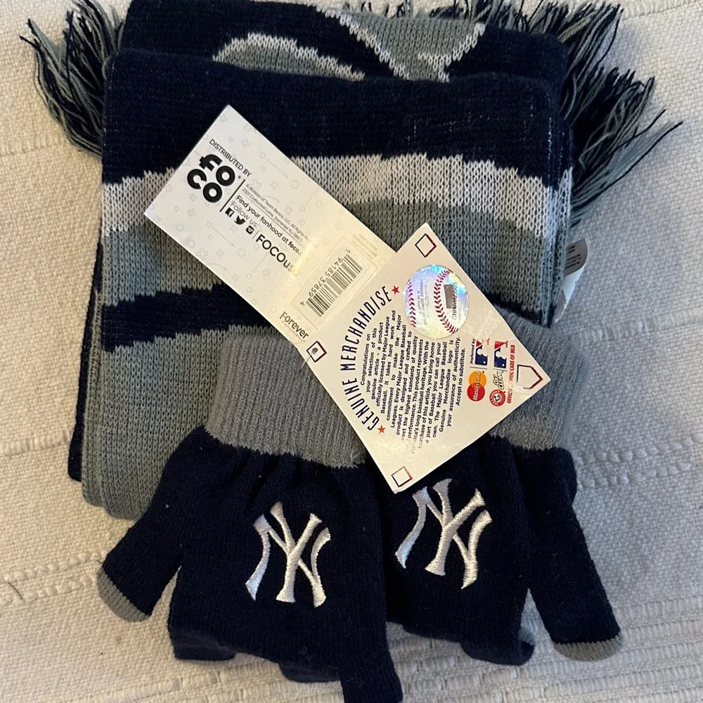 Genuine Merchandise NY Logo Mittens and Scarf Set - Dark Blue and Gray